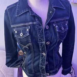 Cute denim jacket with zipper pockets.